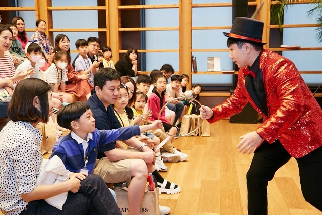 ▲ SK이노베이션은 20∼21일 서울 종로구 SK서린빌딩에서 구성원 가족 초청 행사인 '오픈하우스'를 개최했다고 21일 밝혔다. SK이노베이션 구성원과 가족들이 마술쇼를 관람하고 있다. ⓒSK이노베이션 제공