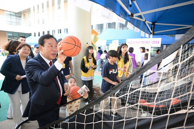 ▲ 최민호 세종시장이 지난 20일 세종시 새롬종합복지센터 중앙현관 야외무대에서 열린 세종시 ‘가정의 달 기념식에 참석해 농구공을 넣고 있다.ⓒ세종시