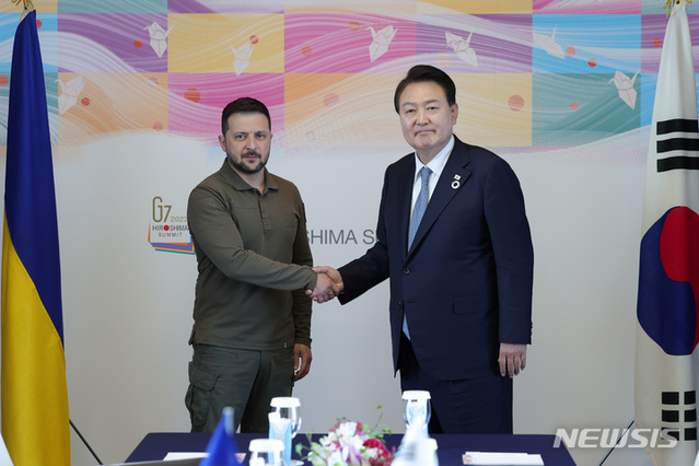 ▲ 윤석열 대통령이 21일 히로시마 G7 정상회의장인 그랜드프린스호텔에서 열린 한-우크라이나 정상회담에서 볼로디미르 젤렌스키 우크라이나 대통령과 악수하고 있다. ⓒ뉴시스