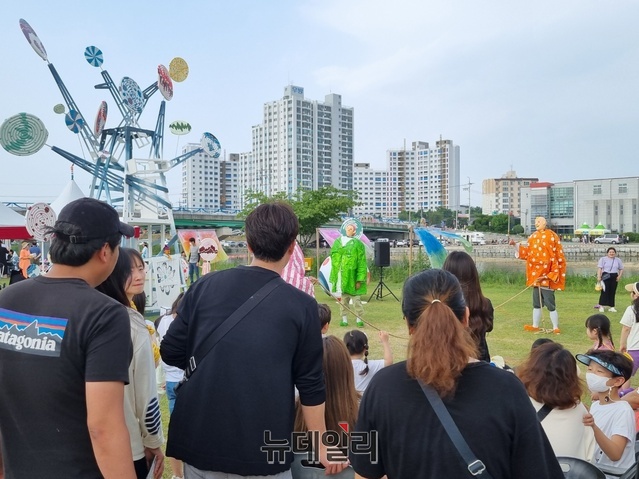 ▲ 이번 축제는 성주군 최초로 시도된 가변객석으로 관람 인원을 최대화하고 탁 트인 개방감을 주어 야외 공연장에 온 듯한 연출시도로 관객의 폭발적인 호응을 이끌어냈다.ⓒ뉴데일리