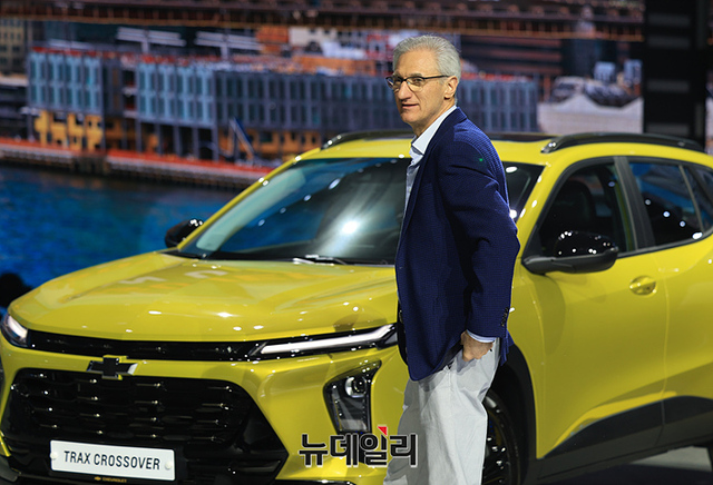 ▲ 트랙스 크로스오버 출시 행사에서 포즈를 취한 렘펠 사장. 
 ⓒ뉴데일리DB