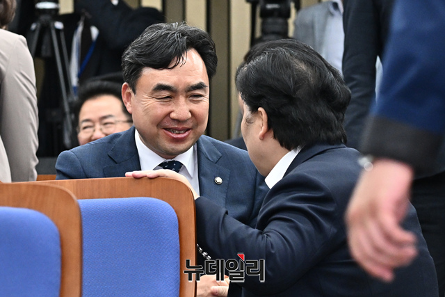 ▲ 더불어민주당 탈당 선언을 한 윤관석 의원이 3일 국회에서 열린 의원총회에서 동료 의원과 대화하고 있다. ⓒ이종현 기자