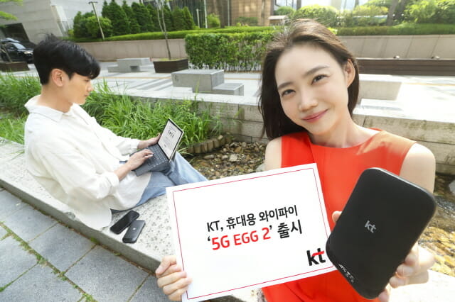 ▲ 모델이 KT 5G EGG 2를 소개하고 있다.ⓒKT