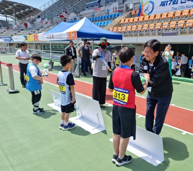 ▲ 최교진 세종교육감이 울산광역시 일원에서 열린 제17회 전국장애학생체육대회에서 육상 경기이 메달을 시상하고 있다.ⓒ세종교육청