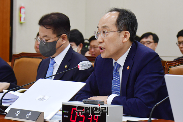 ▲ 추경호 경제 부총리 겸 기획재정부 장관이 22일 국회에서 열린 기획재정위원회 전체회의에서 의원들의 질문에 답하고 있다. ⓒ뉴데일리