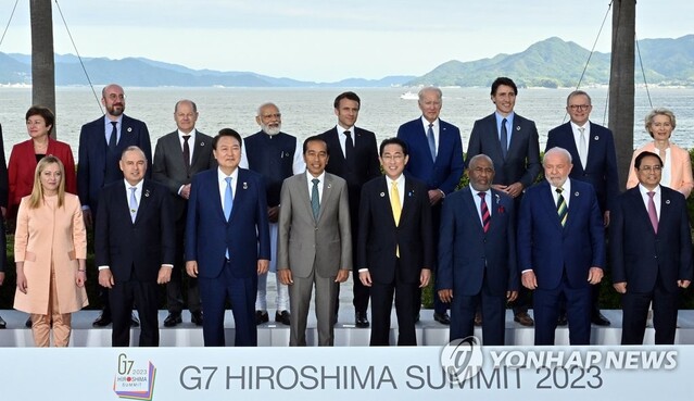 ▲ 20일 일본 히로미사에서 열린 G7 정상회의에서 각국 정상들이 기념촬영을 하고 있다.ⓒ연합뉴스