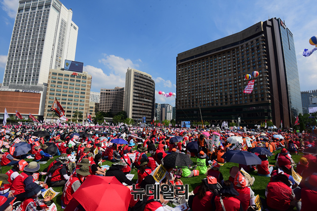 ▲ 민노총 소속 조합원들이 지난해 7월2일 오후 서울 세종대로에서 열린 노동자대회에서 구호를 외치고 있다. ⓒ이종현 기자