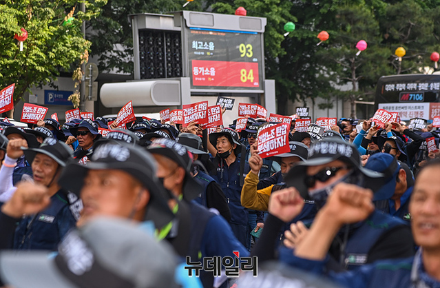 ▲ 민노총 산하 건설노조가 지난 16일 오후 서울 세종대로 일대에서 '1박 2일 총파업 상경 집회'를 진행하고 있다. 이들은 노조탄압 중단, 강압수사 책임자 처벌, 윤석열 정권 퇴진 등을 요구하며 서울도심 곳곳에서 1박 2일동안 집회를 이어갔다. ⓒ서성진 기자