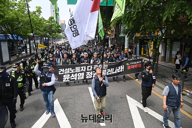 ▲ 민노총 산하 건설노조 조합원들이 지난 4일 오후 서울역에서 출발해 용산 대통령실까지 가두행진을 이어가고 있다. 이들은 '더이상 죽이지 마라' '건설노조 탄압 중단하라' 등이 적힌 손팻말을 들고 가두행진했다. ⓒ서성진 기자