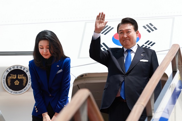 ▲ 주요7개국(G7) 정상회의 참석을 위해 일본 히로시마로 출국하는 윤석열 대통령과 부인 김건희 여사가 지난 19일 경기도 성남 서울공항에서 공군 1호기 탑승 전 인사하고 있다.ⓒ대통령실 제공
