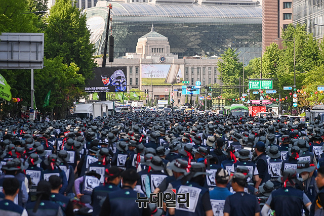 ▲ 16일 오후 서울 세종대로에서 열린 건설노조 탄압 중단 촉구 총파업 결의대회. ⓒ서성진 기자