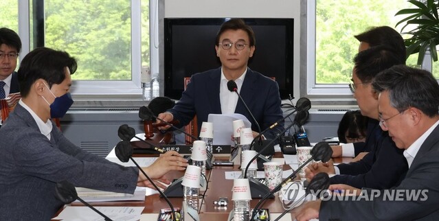 ▲ 전재수 국회 정치개혁특별위원회 법안심사제1소위원회 위원장이 22일 오전 서울 여의도 국회에서 열린 정치개혁특별위원회 법안심사제1소위원회에서 의사봉을 두드리고 있다. ⓒ연합뉴스