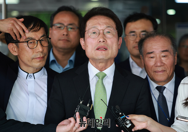 ▲ 해직교사 특별채용(특채) 과정에서 직권을 남용한 혐의로 재판에 넘겨진 조희연 서울교육감이 22일 오후 서울 서초구 서울고등법원에서 열린 항소심 첫 공판에 입장하며 입장을 밝히고 있다. ⓒ정상윤 기자