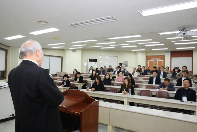 ▲ 최고위과정생들과 특강에대해 질의응답을 하는 변정환 명예총장.ⓒ대구한의대