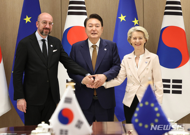 ▲ 윤석열 대통령이 22일 서울 용산 대통령실 청사에서 열린 한-EU 정상회담에서 샤를 미셸 EU 상임의장, 우르줄라 폰 데어 라이엔 EU 집행위원장과 기념촬영하고 있다. ⓒ뉴시스