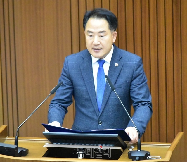 ▲ 상병헌 세종시의회 의장이 22일 83회 정레회 1차 본회의에서 신상 발언을 하고 있다.ⓒ이길표 기자