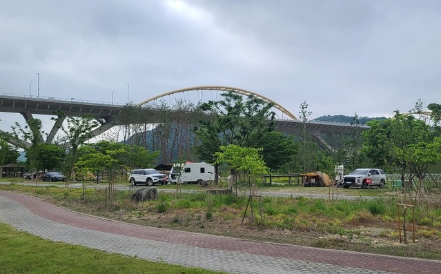 ▲ 행사장에 텐트 대신 카라반 등을 선정해 논란이 되고 있는 카라반.ⓒ독자제보