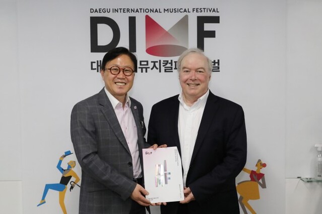 ▲ DIMF 배성혁 집행위원장(왼쪽)과 스미소니언 폴 테일러 박사.ⓒ딤프사무국
