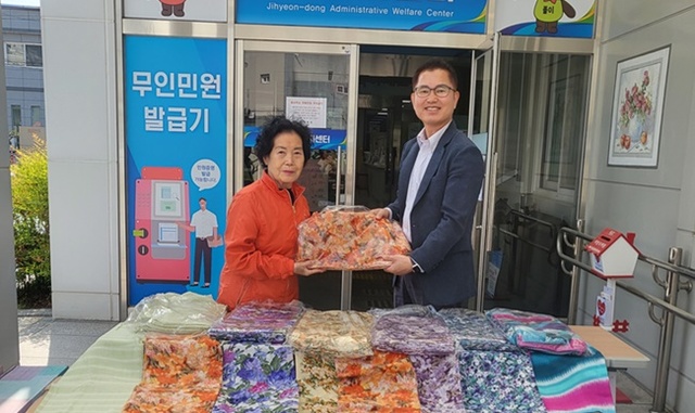 ▲ 방송인 조영구씨가 어머니 안정숙씨를 통해 스카프를 선물했다.ⓒ충주시