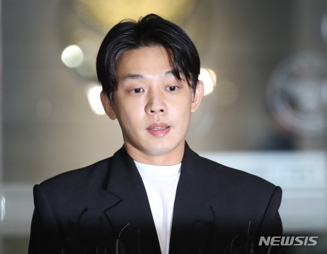 ▲ 마약 투약 혐의를 받는 배우 유아인(37·본명 엄홍식)이 지난 3월 27일 서울 마포구 서울경찰청 마약범죄수사대에서 마약류 관리법 위반 혐의로 조사를 받은 뒤 취재진의 질문에 답하고 있다. ⓒ뉴시스