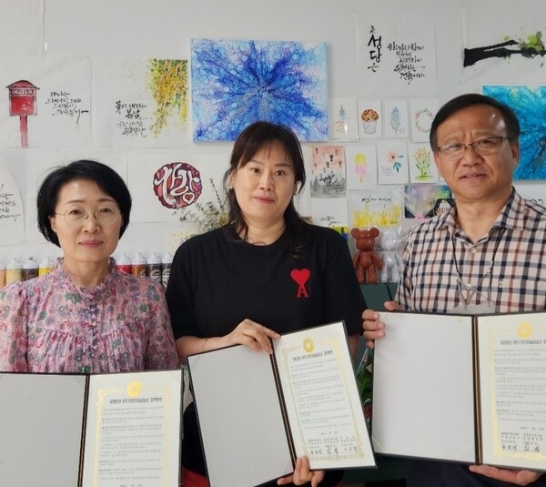 ▲ 대전 서구 괴정동 행정복지센터는 23일 동 지사협에서 유희정의 아트스토리미술교습소와 업무협약을 체결하고 미술지원에 나섰다.ⓒ서구청