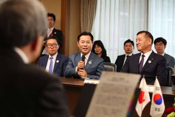 ▲ 박정현 부여군수가 지닌 20일부터 자매결연 도시인 ‘다자이후시’와의 호혜관계 유지와 