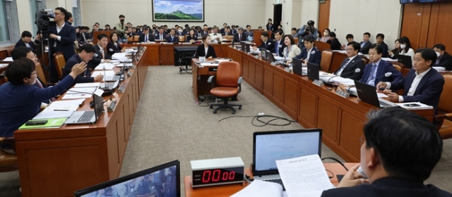 ▲ 임이자 환노위 국민의힘 간사(왼쪽)가 지난 4월 25일 오전 서울 여의도 국회에서 환경노동위원회 전체회의에서 노란봉투법(노조법 개정안) 처리와 관련해 더불어민주당 이수진 의원(비례)과 설전을 벌이고 있다.ⓒ연합뉴스