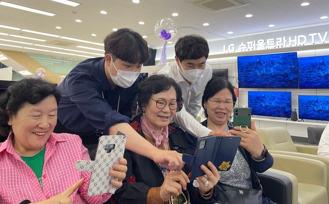 ▲ 시니어 스마트 강좌 모습 ⓒLG전자