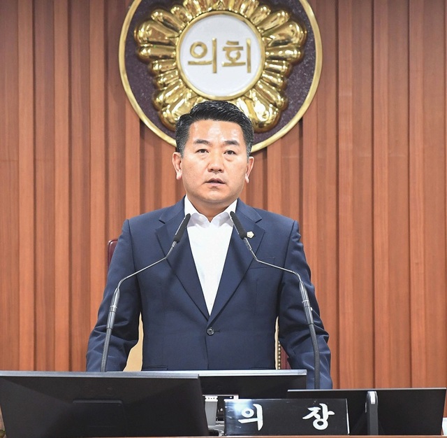 ▲ 서원 논산시의회 의장이 23이 제243회 본회의 개회사를 하고 있다.ⓒ논산시의회