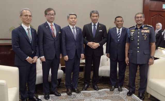 여승배 주말레이시아 한국대사(왼쪽부터), 강구영 KAI 사장, 이종섭 국방장관, 모하마드 하산 말레이시아 국방장관, 다토시리 뮤에즈 말레이시아 국방부 사무차관, 다토시리 아스구아 고리만 말레이시아 공군총장ⓒKAI