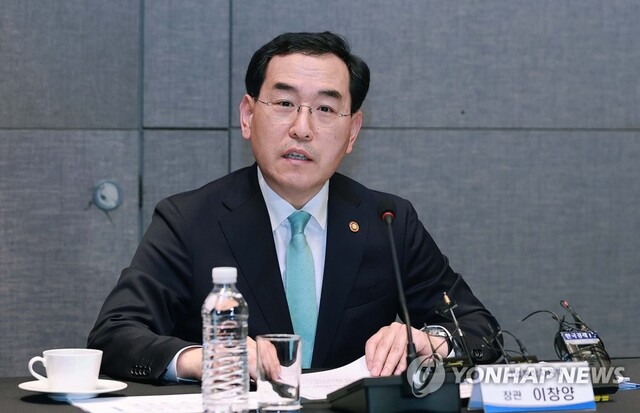▲ 22일 이창양 산업통상자원부 장관이 '자동차 부품 산업전략 원탁회의'를 주재하고 있다.ⓒ연합뉴스