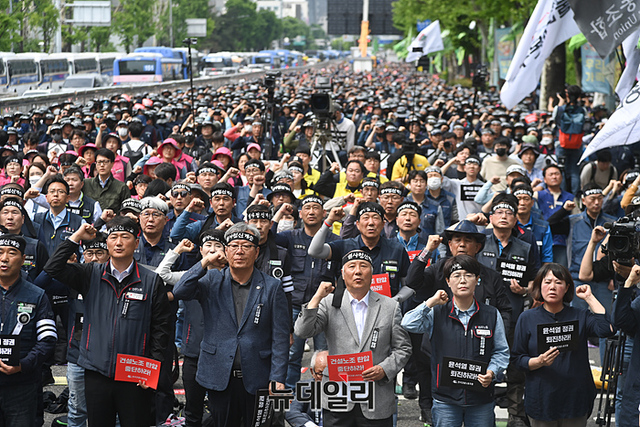 ▲ 민노총 산하 건설노조 조합원들이 지난 4일 오후 서울 용산구 전쟁기념관 북문에서 확대간부 상경집회를 갖고 있다.ⓒ서성진 기자