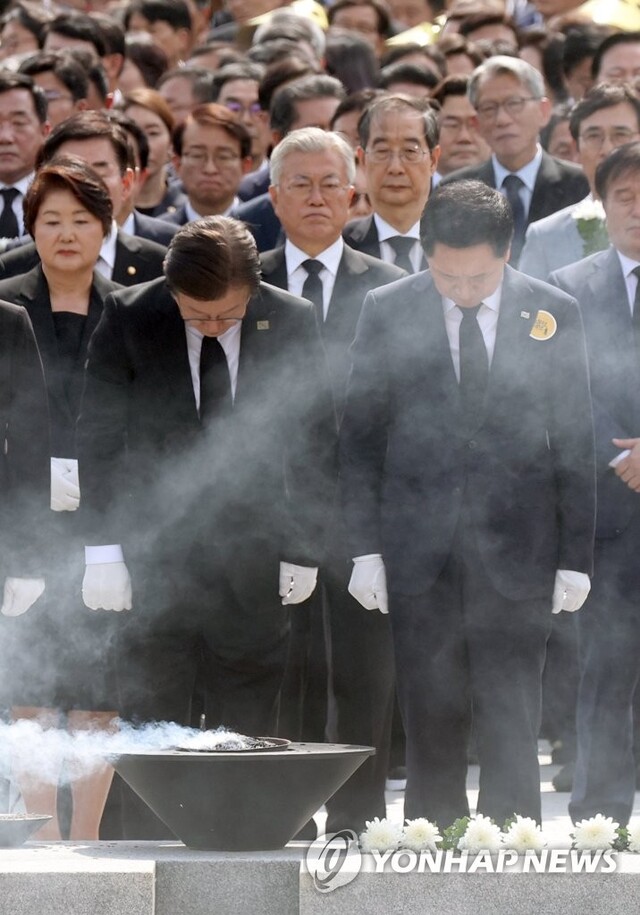 ▲ 23일 오후 경남 김해시 진영읍 봉하마을에서 열린 노무현 전 대통령 서거 14주기 추도식에서 국민의힘 김기현 대표(오른쪽)와 더불어민주당 이재명 대표가 참배하고 있다. ⓒ연합뉴스