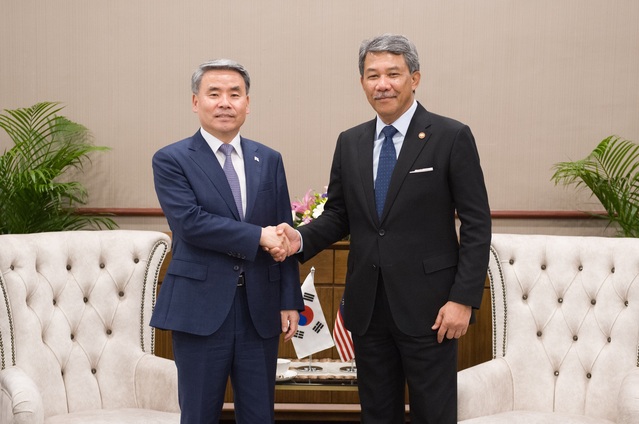 ▲ 이종섭 국방부장관이 23일, 모하마드 하산 말레이시아 국방장관과 말레이시아에서 양자회담을 앞두고 악수를 하며 기념촬영을 하는 모습. ⓒ국방부