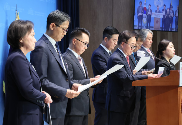 ▲ 이동근 한국경영자총협회 상근부회장이 23일 오후 국회 소통관에서 노동조합법 개정안 본회의 상정 중단을 촉구하는 경제6단체 공동성명을 발표하고 있다. 왼쪽부터 국민의힘 한무경 의원, 강석구 대한상공회의소 조사본부장, 이호준 한국중견기업연합회 상근부회장, 이동근 한국경영자총협회 상근부회장, 김고현 한국무역협회 전무, 이명로 중소기업중앙회 인력정책본부장, 배상근 전국경제인연합회 전무. ⓒ연합뉴스