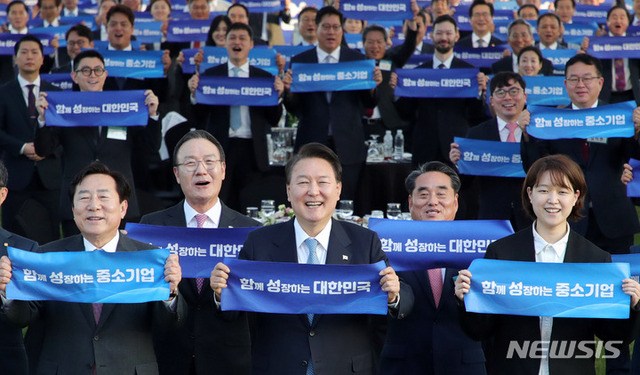 ▲ 윤석열 대통령이 23일 서울 용산 대통령실 청사 앞 잔디마당에서 열린 2023 대한민국 중소기업인대회에서 중소기업과 미래세대가 함께 성장하는 '함성 대한민국' 퍼포먼스를 하고 있다. ⓒ뉴시스