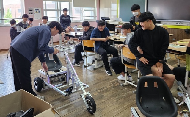 ▲ 학생들이 전기차를 체험하고 있다.ⓒ세종교육청