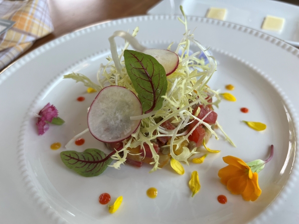 ▲ 에피타이저 '떡갈비 블라썸 샐러드'는 식용꽃을 이용해 플레이팅했다.ⓒ최신혜 기자