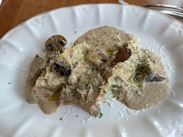 ▲ '트러플 크림 교자 라비올리'는 트러플 풍미가 진해 왕교자와 환상의 궁합을 자랑한다.ⓒ최신혜 기자