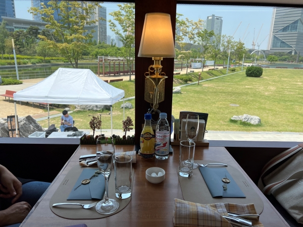 ▲ 버슐랭에 탑승하면 송도 센트럴파크 전경을 보며 파인다이닝을 즐길 수 있다.ⓒ최신혜 기자