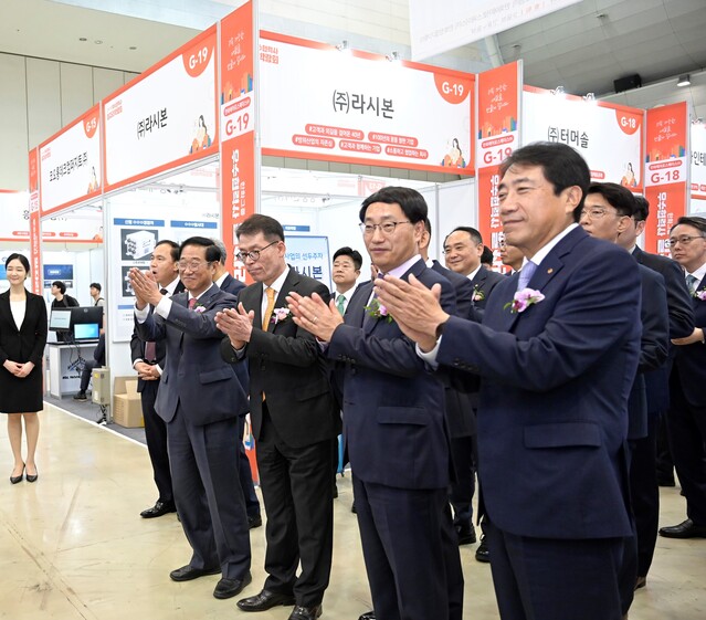 ▲ 창원컨벤션센터에서 열린 한화그룹 우수협력사 채용 박람회에서 참석한 내빈들이 채용부스를 둘러 보고 있다.ⓒ한화