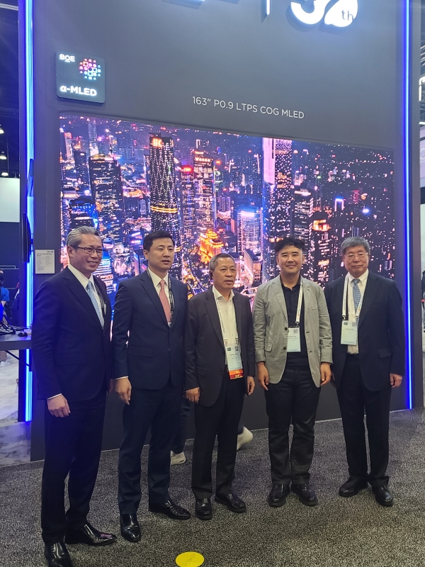 ▲ (왼쪽부터) 코닝(중국지부) 다니엘청 사장&총괄매니저, 코닝아시아 존Z.장 사장, CODA 천옌순 이사장(BOE 회장), KDIA 이동욱 부회장, CODA 량신칭 부회장. ⓒ한국디스플레이산업협회