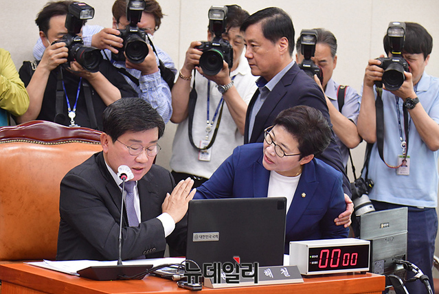 ▲ 임이자 환경노동위원회 국민의힘 간사가 24일 오전 국회에서 열린 환경노동위원회 전체회의에서 노란봉투법의 본회의 직회부 요구건과 관련해 전해철 환경노동위원회 위원장에게 항의를 하고 있다.ⓒ이종현 기자