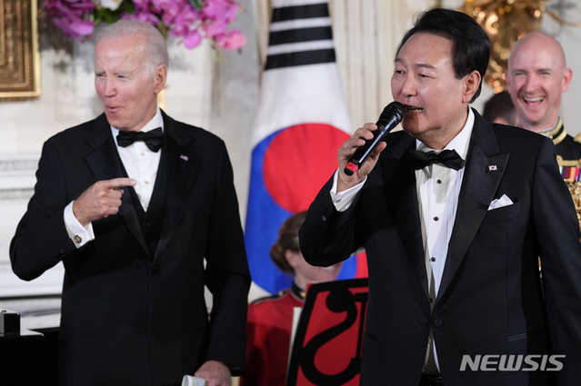 ▲ 백악관에서 열린 국빈만찬을 마친 후 조 바이든 대통령과 함께 무대에 올라 미국의 싱어송라이터 돈 맥클린의 '아메리칸 파이'를 부르고 있다. ⓒ뉴시스