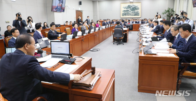 ▲ 윤재옥 운영위원장이 24일 오전 서울 여의도 국회에서 열린 운영위원회 전체회의에서 간사 선임의 건을 상정하고 있다. ⓒ뉴시스