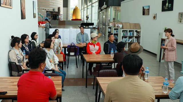 ▲ 경주시 행복황촌 도시재생현장지원센터 회원들이 방문해 간담회를 가졌다.ⓒ경주엑스포