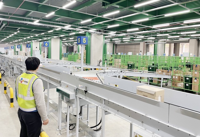 ▲ CJ대한통운 물류센터에서 자동화 설비를 따라 상품을 담은 박스가 이동하고 있다. ⓒCJ대한통운