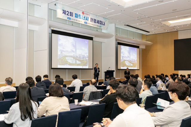 ▲ 박인철 롯데케미칼 ESG경영부문장 상무가 지난 24일 서울 잠실 롯데월드타워에서 파트너사를 대상으로 글로벌 화학물질 규대 대응 역량 강화를 위한 강연을 하고 있다. ⓒ롯데케미칼 제공