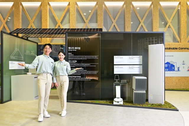 ▲ 25일부터 27일까지 부산 해운대구 벡스코(BEXCO)에서 열리는 '기후산업국제박람회(WCE 2023)'에 마련된 삼성홍보관에서 삼성전자 모델이 지속가능한 일상을 위한 고효율 에너지 절감 가전과 환경을 생각하는 가전 제품을 소개하고 있는 모습. ⓒ삼성전자