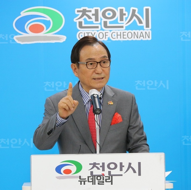 ▲ 박상돈 충남 천안시장이 25일 오전 청사 브리핑실에서 과학산업진흥원 조직개편 관련,기자회견을 하고 있다.ⓒ이길표 기자